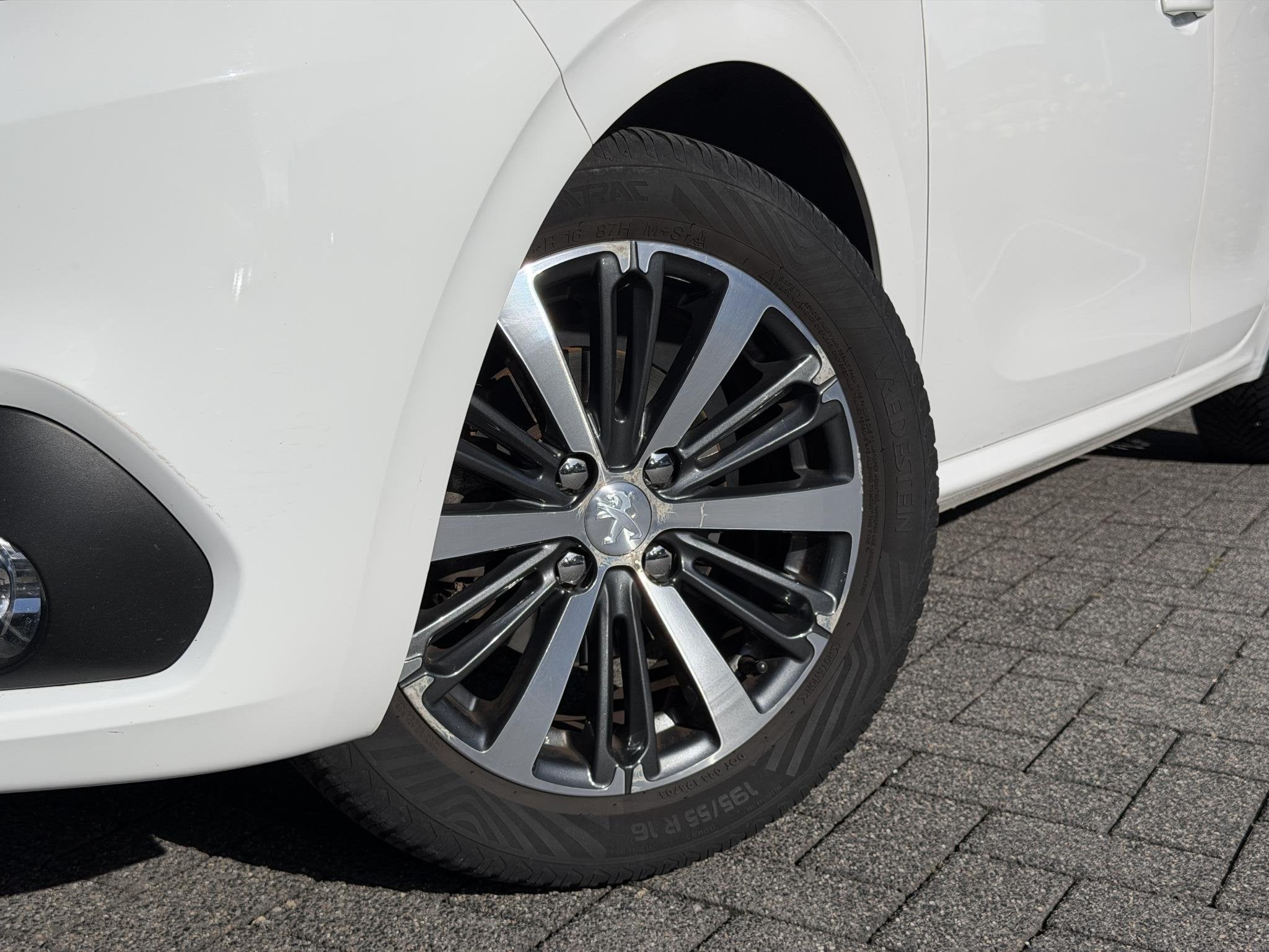 Peugeot 208 Allure 1.2 PureTech 82PK Trekhaak, Navigatie, Pa, Auto's, Stof, 1199 cc, 82 pk, Wit