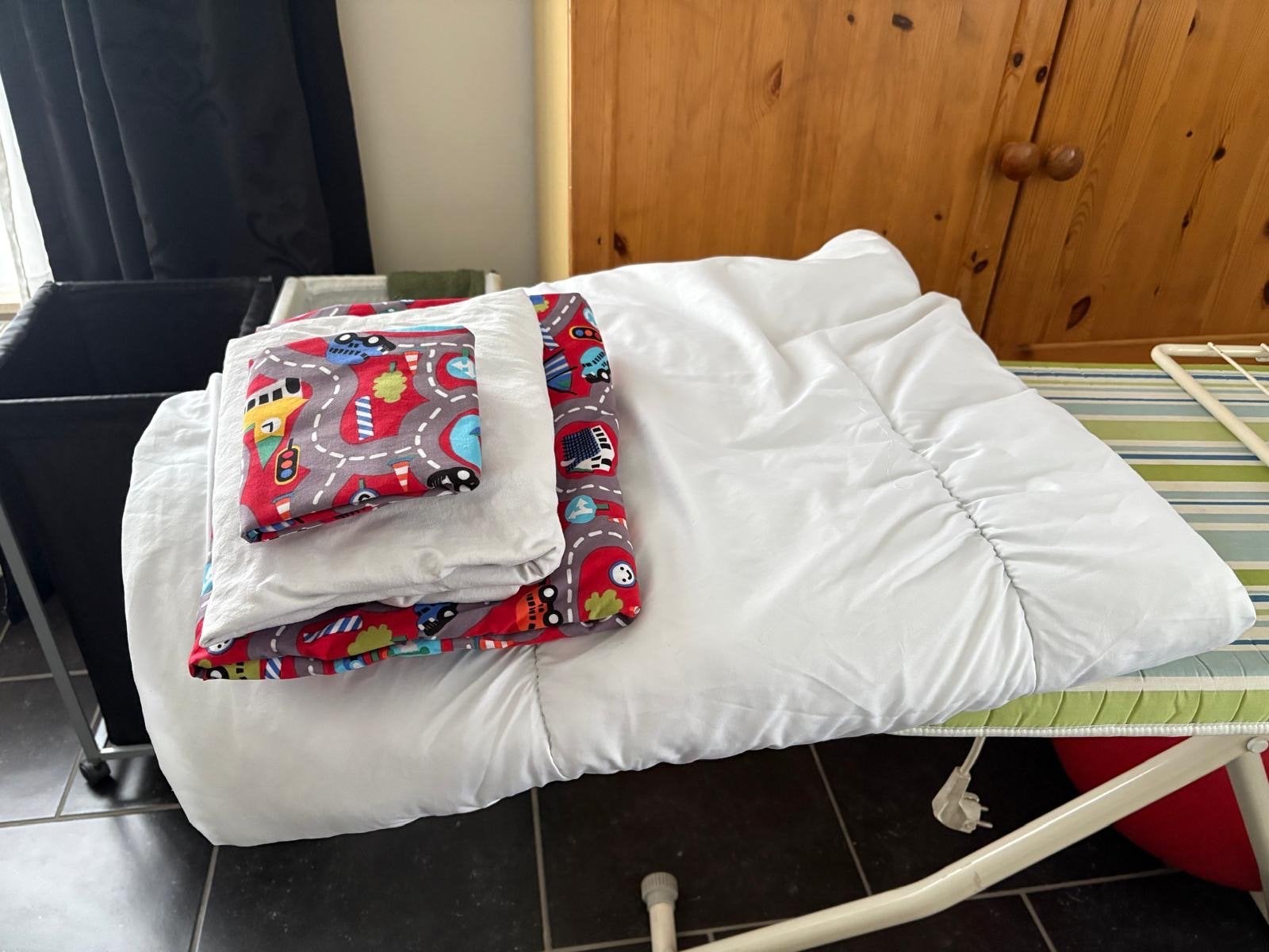 Wit kinderbed met matras, dekens en bedhekje, Ophalen, Gebruikt, 70 tot 85 cm, Matras