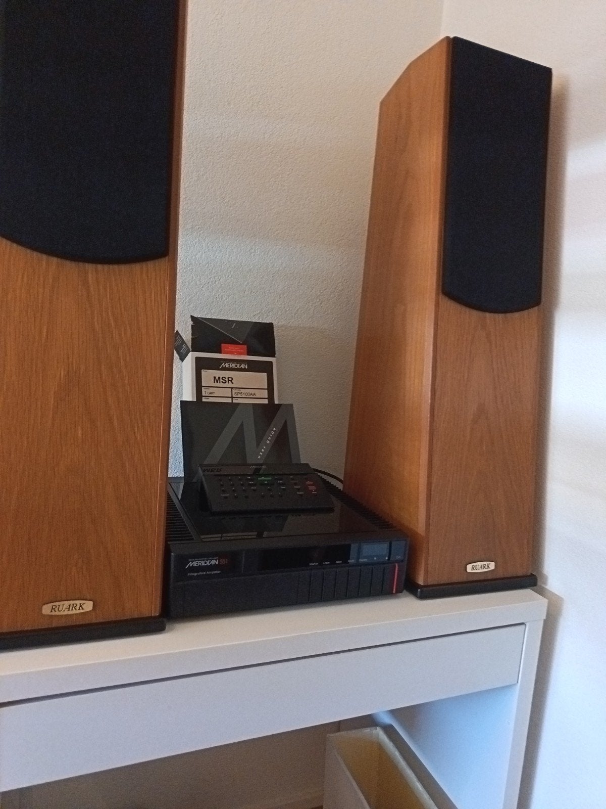 Meridian 551 Versterker met Ruark Speakers - High-End Audio
