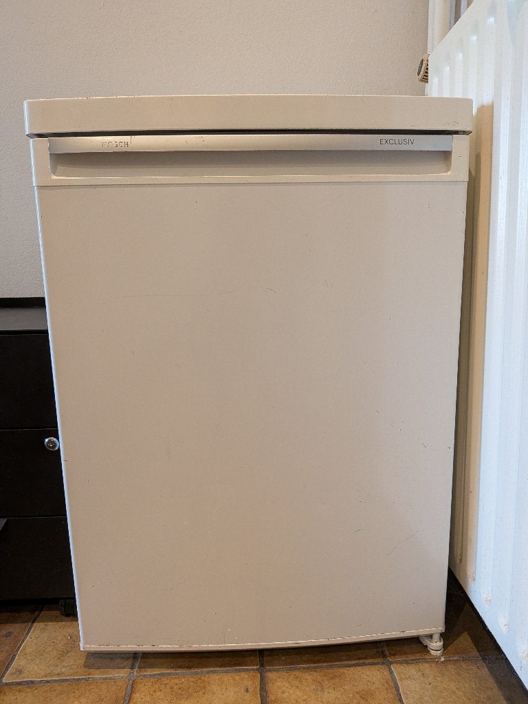 Kleine Bosch koel-vriescombinatie – 2-in-1, Witgoed en Apparatuur, Koelkasten en IJskasten, 100 tot 150 liter, Zo goed als nieuw
