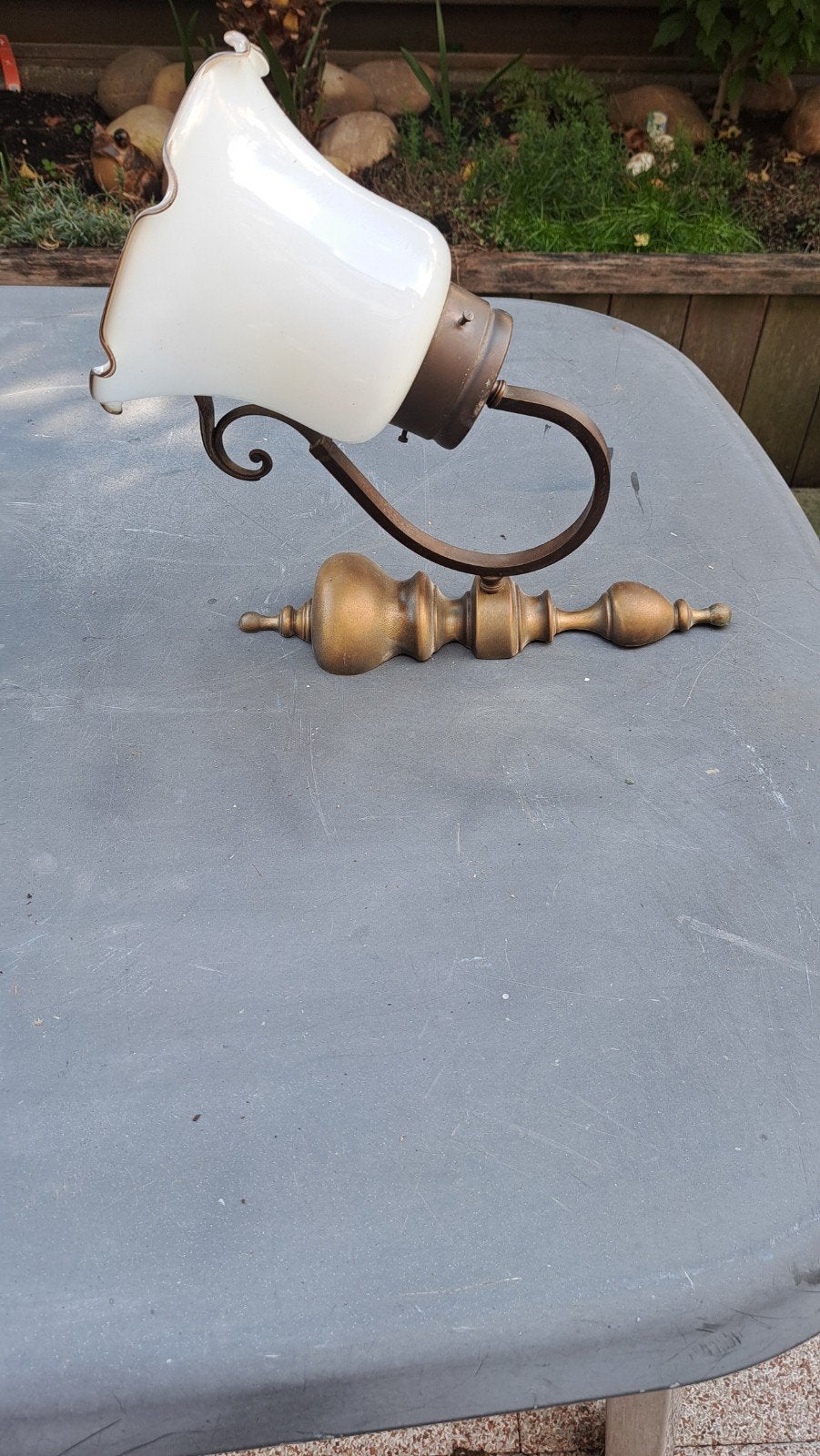 Vintage wandlamp met opaline glas en messing details, Gebruikt, Glas, E27 (groot), Ophalen of Verzenden