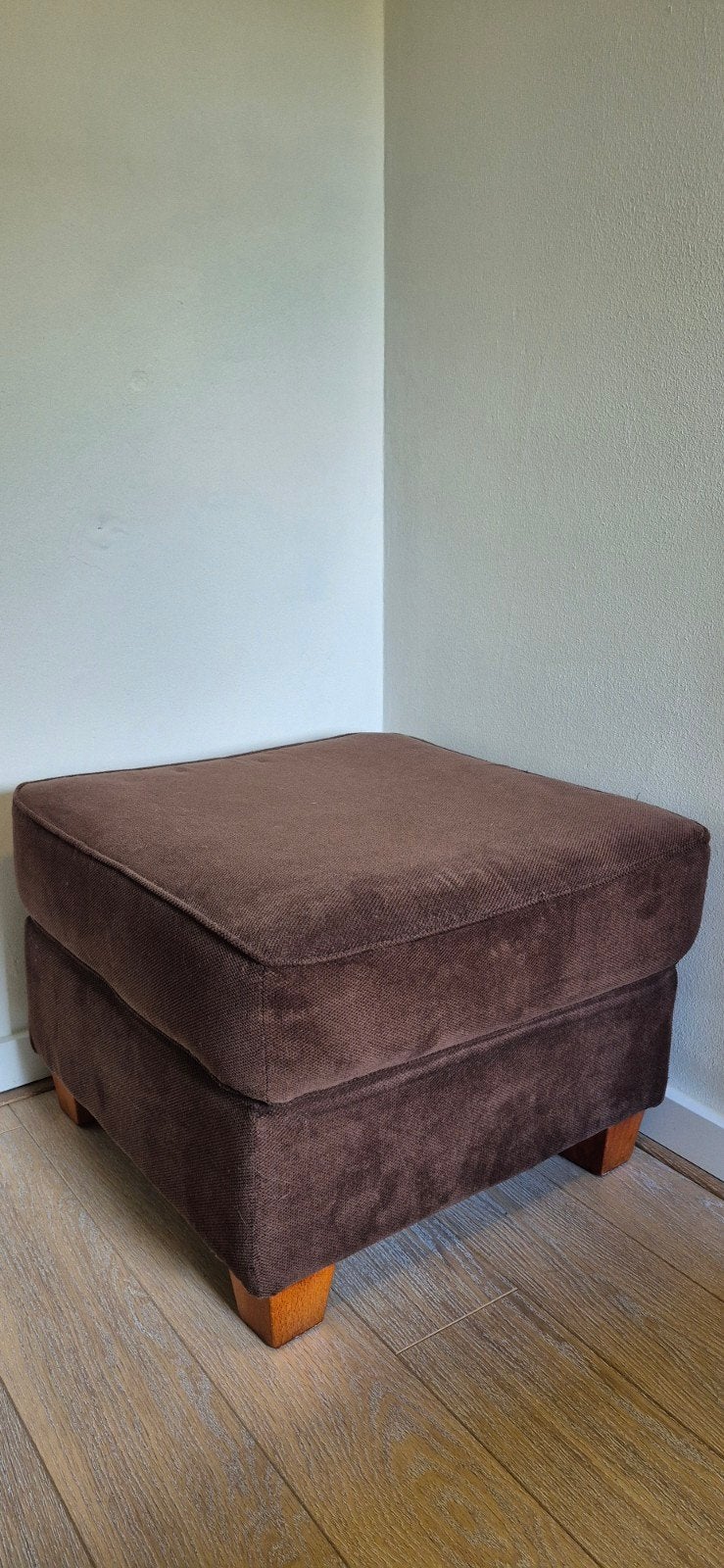 Hocker met bruine ribstof en houten poten, Ophalen, Gebruikt, Stof, 50 tot 75 cm