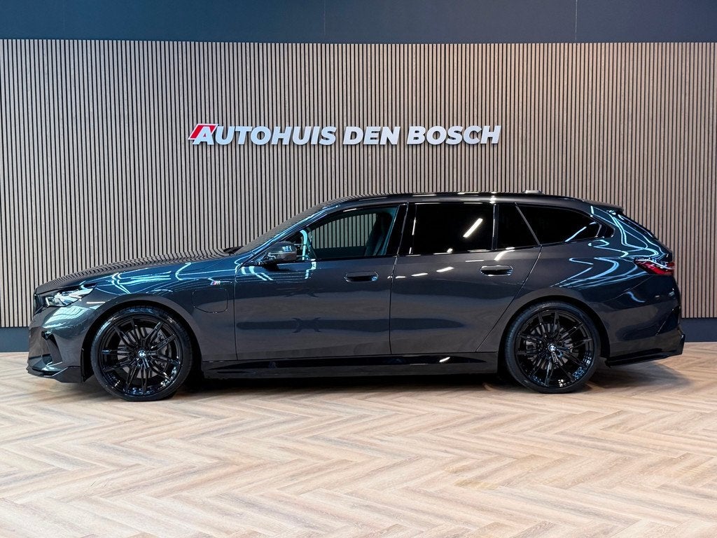 BMW 5-serie Touring 550e xDrive 489PK M SPort Pro - Pano, Auto's, BMW, Automaat, Gebruikt, 2000 kg, Zwart