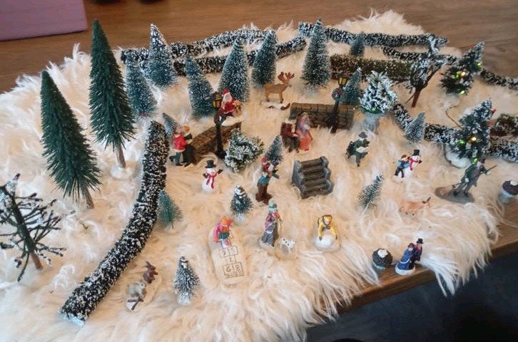 58 STUKS KERSTDECORATIE VOOR KERSTDORP TEMAKEN NU 45€ ALLES., Ophalen of Verzenden