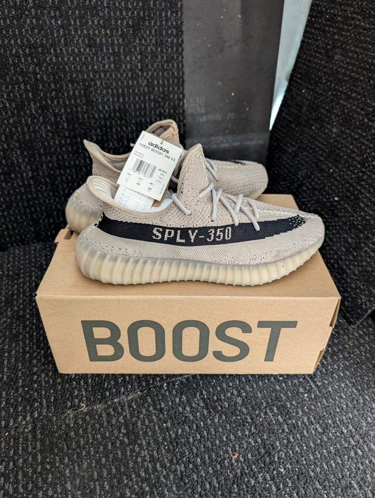 Nieuwe Originele Yeezy Boost 350 V2 maat 10,5, Ophalen of Verzenden, Nieuw