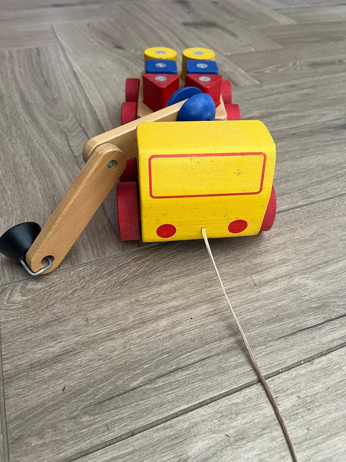 Houten trekkar met vormpjes en kraan, Ophalen of Verzenden, Gebruikt, Duw- of Trekspeelgoed