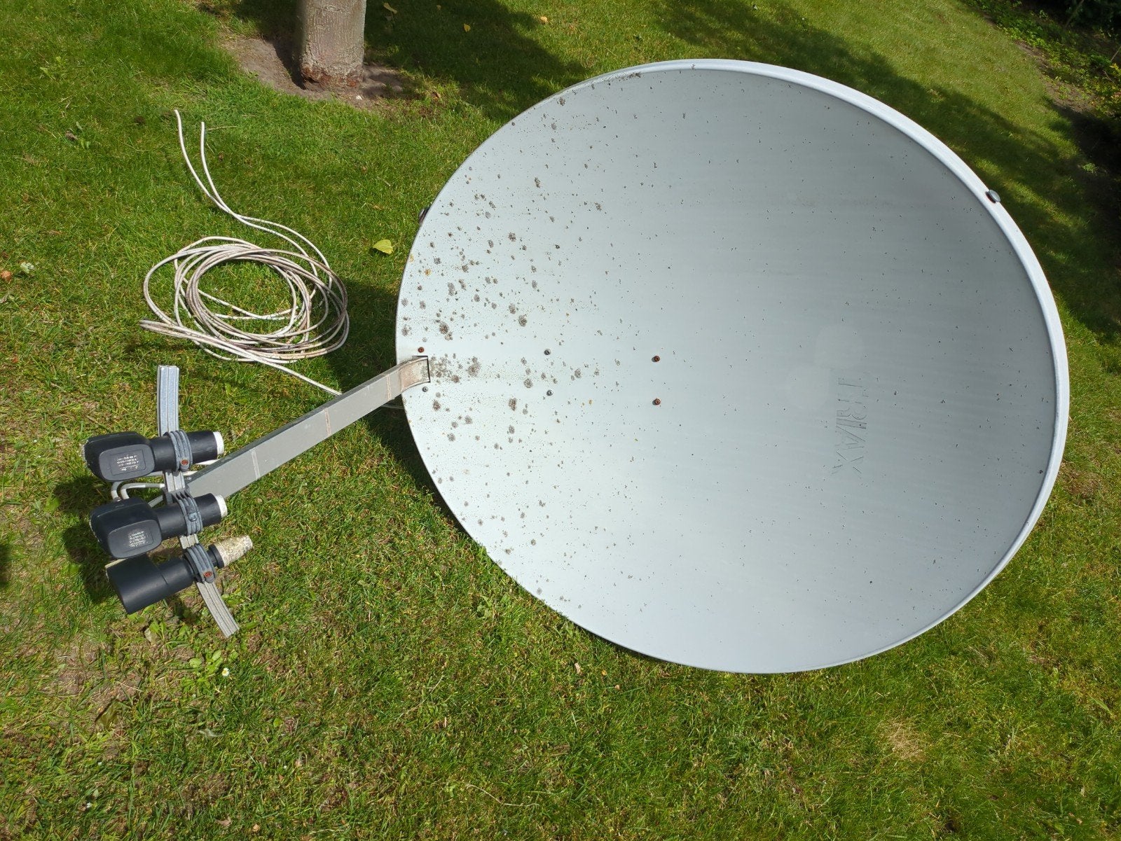 Schotelantenne Triax met 3 LNB's en bekabeling, Audio, Tv en Foto, Schotelantennes, Ophalen, Gebruikt, (Schotel)antenne, Overige merken