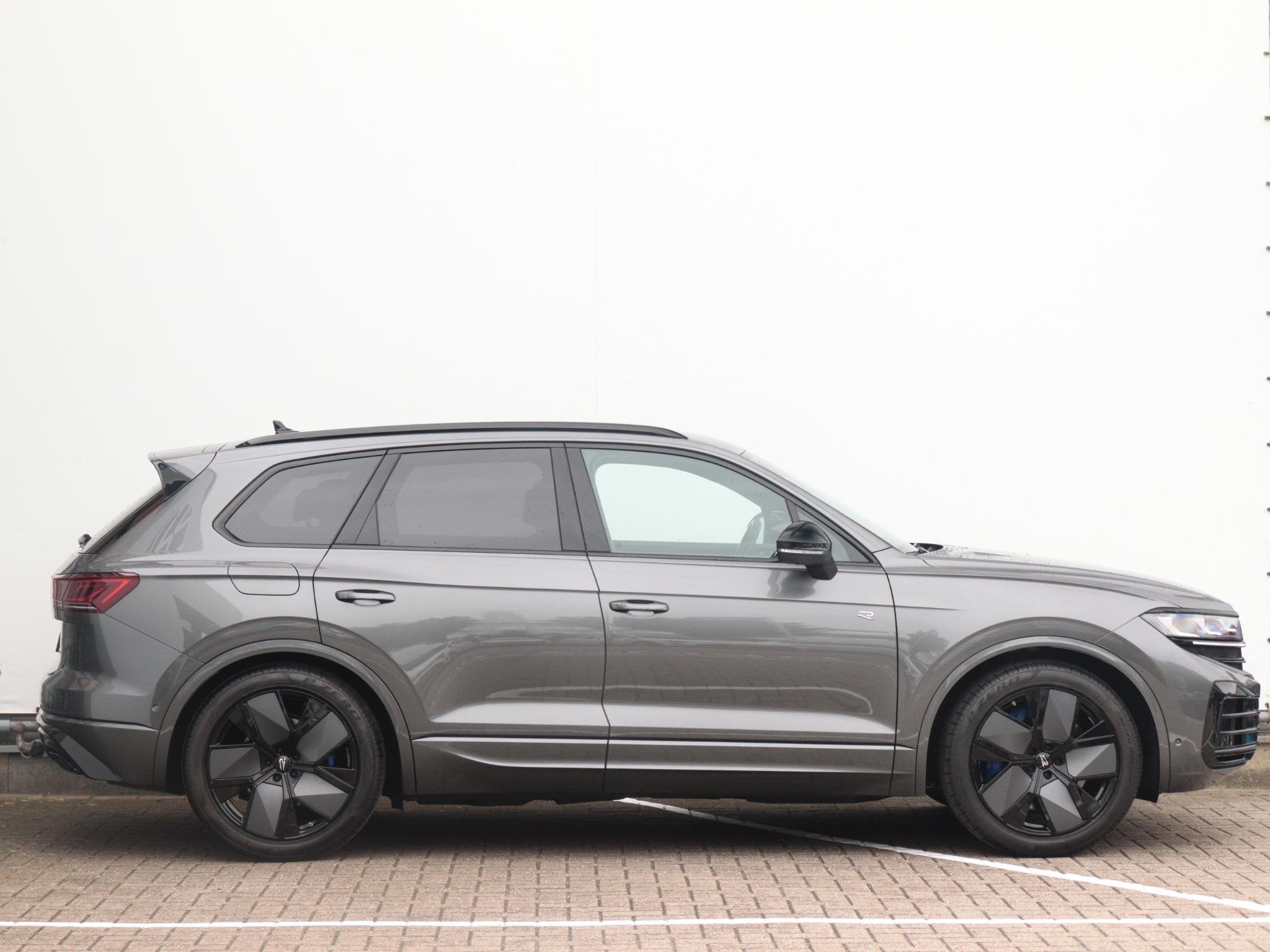 Foto 2 van Volkswagen Touareg 3.0 TSi eHybrid 4MOTION R | Trekhaak | Pu