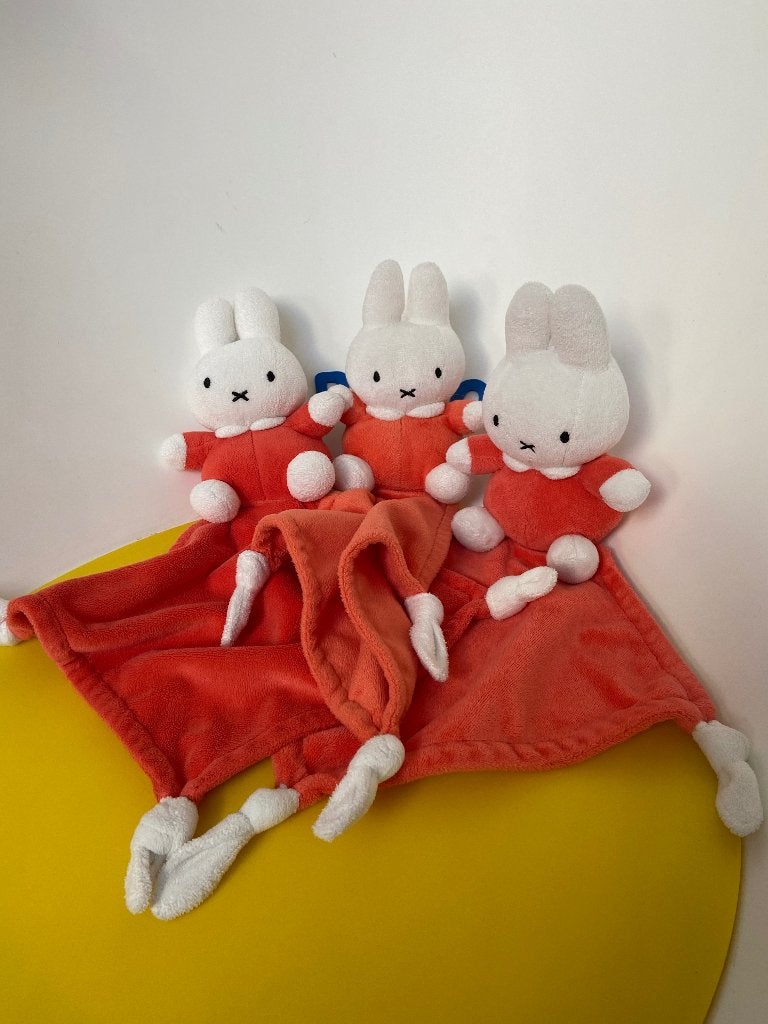 G025 tiamo nijntje oranje rood doekje, Ophalen of Verzenden, Zo goed als nieuw, Konijn