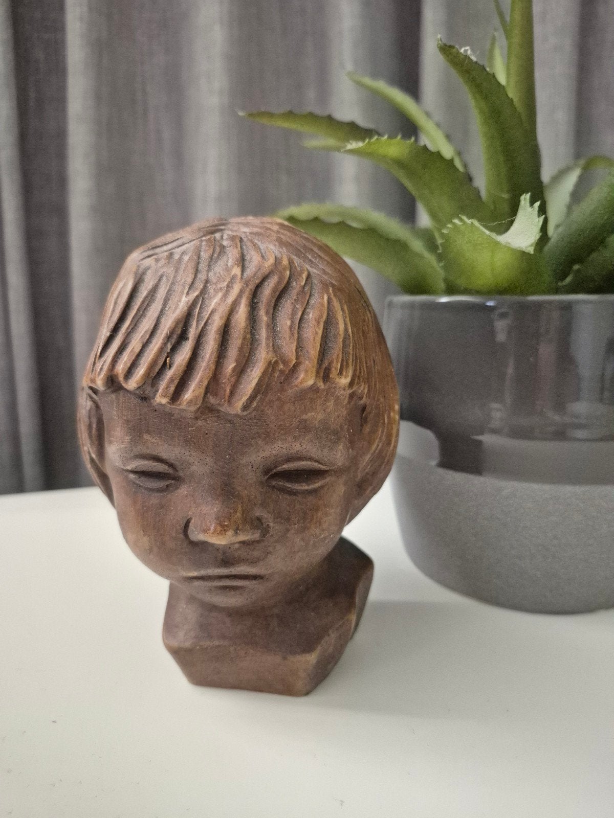 Vintage zware buste van een kind, gesigneerd, Ophalen, Buste, Bruin, Gemerkt