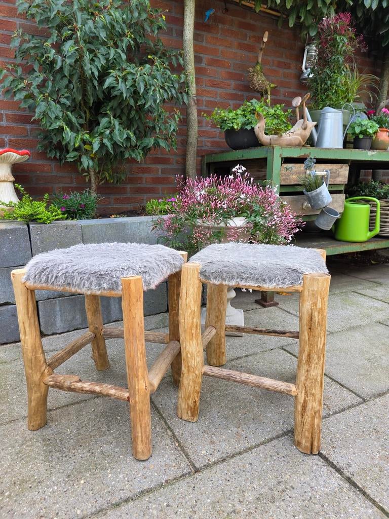 Twee robuuste houten krukken met vacht, Ophalen, Hout
