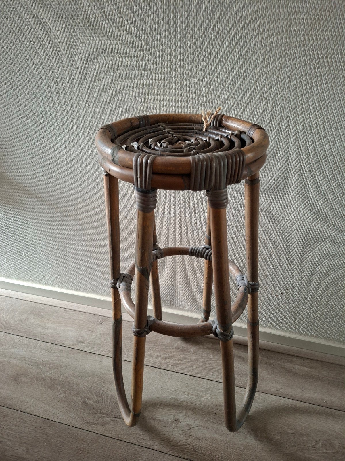 Vintage rotan krukje / bijzettafel, jaren '70, Huis en Inrichting, Ophalen, Gebruikt, Riet, 60 tot 90 cm