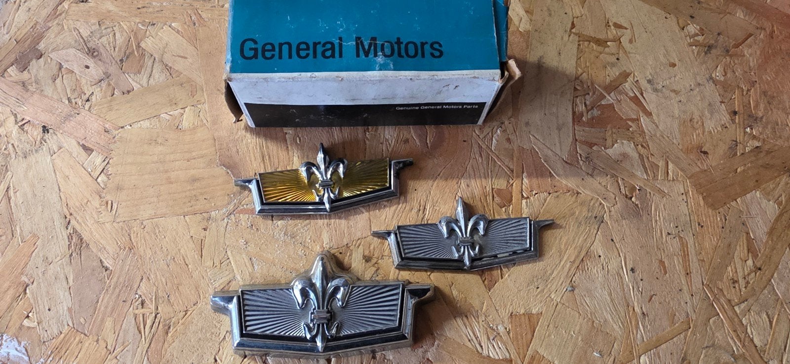 Gebruikte chevrolet caprice Fleur de Lis Emblemen (ca. 1978), Auto-onderdelen, Ophalen of Verzenden, Gebruikt, Chevrolet
