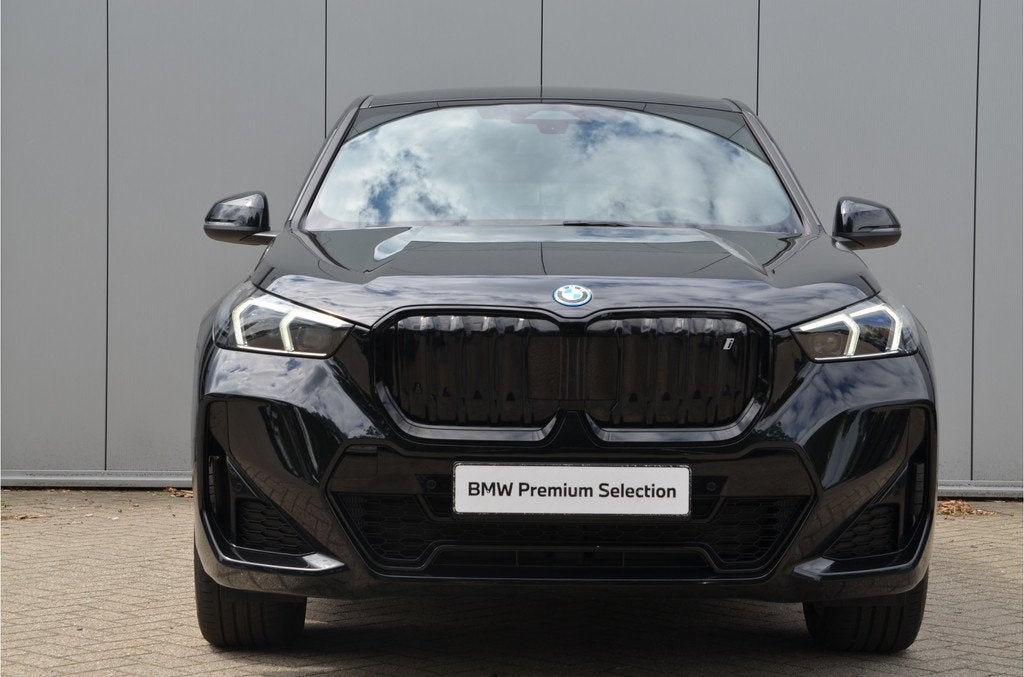 BMW iX1 xDrive30 M Sport / Sportstoelen / Comfort Access / A, Auto's, BMW, Gebruikt, Zwart, Met garantie (alle), Zwart