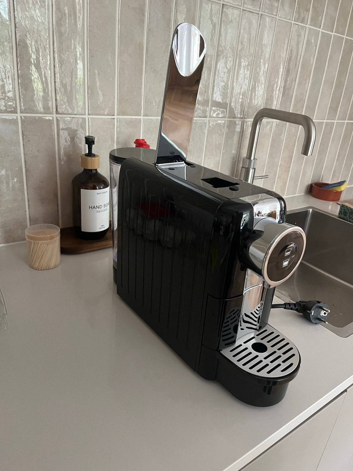 (Defect) Zwarte nespresso koffiemachine, Witgoed en Apparatuur, Koffiezetapparaten, Ophalen, Koffiemachine, Niet werkend, 2 tot 4 kopjes