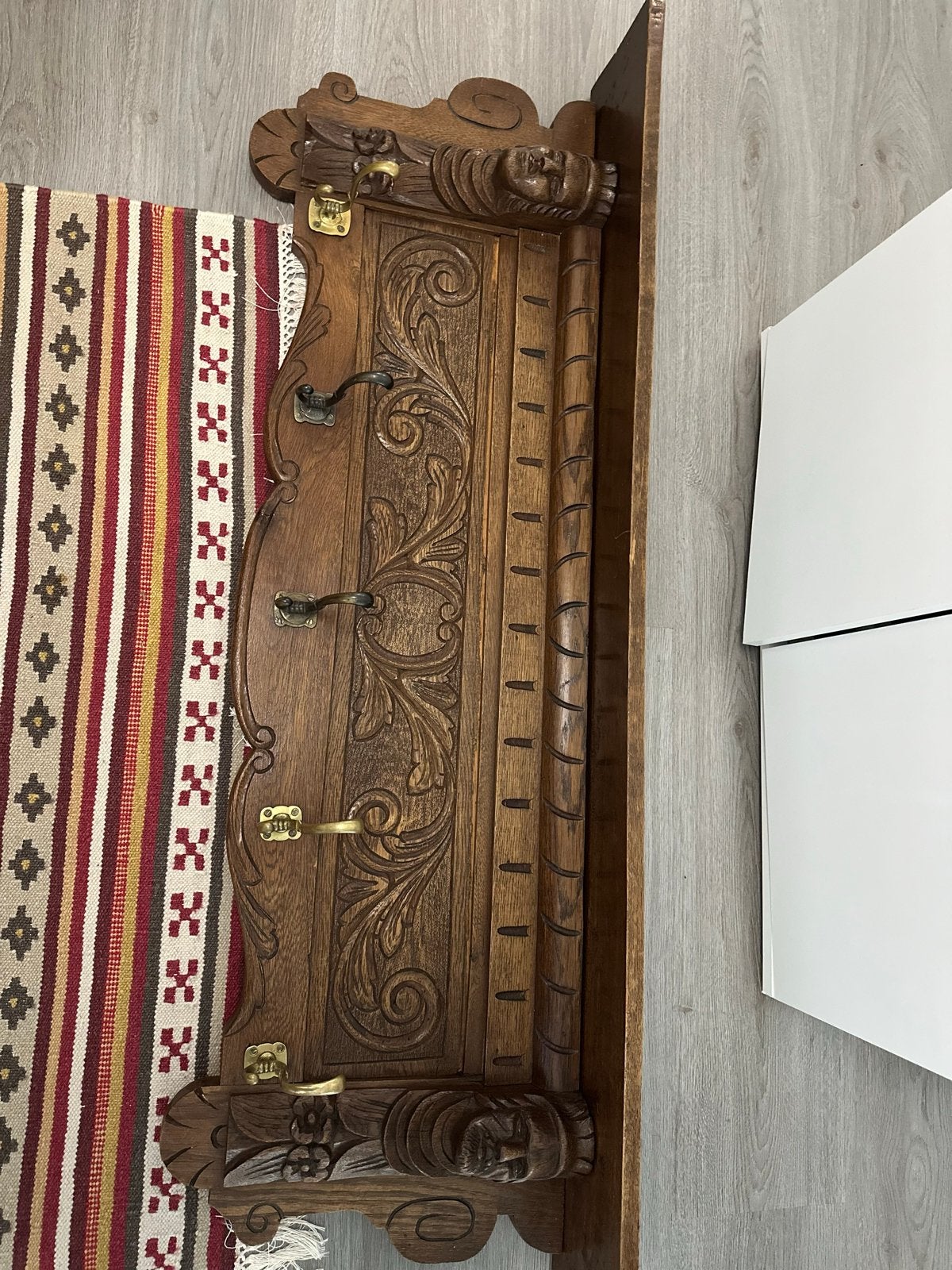 Antieke houten wandkapstok met houtsnijwerk, Wandkapstok, Gebruikt, 100 tot 150 cm, Ophalen of Verzenden