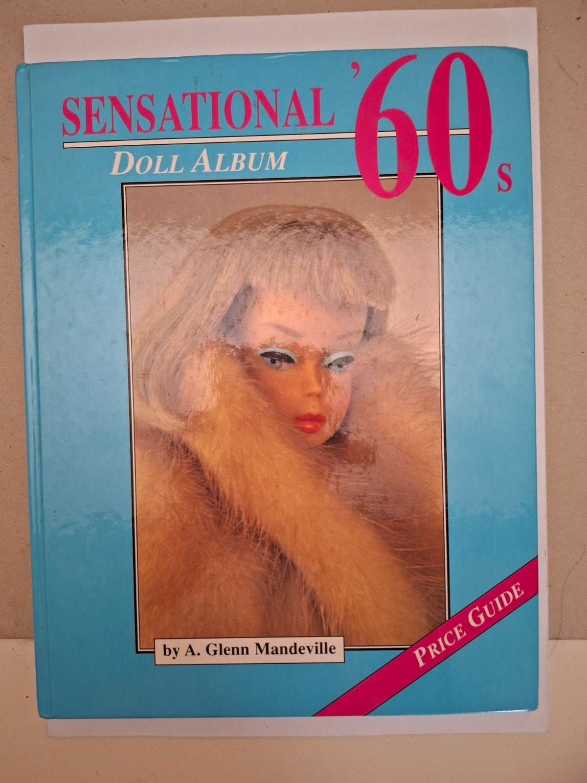 sensational 60,s doll album barbie /poppen boek, Verzamelen, Verzenden