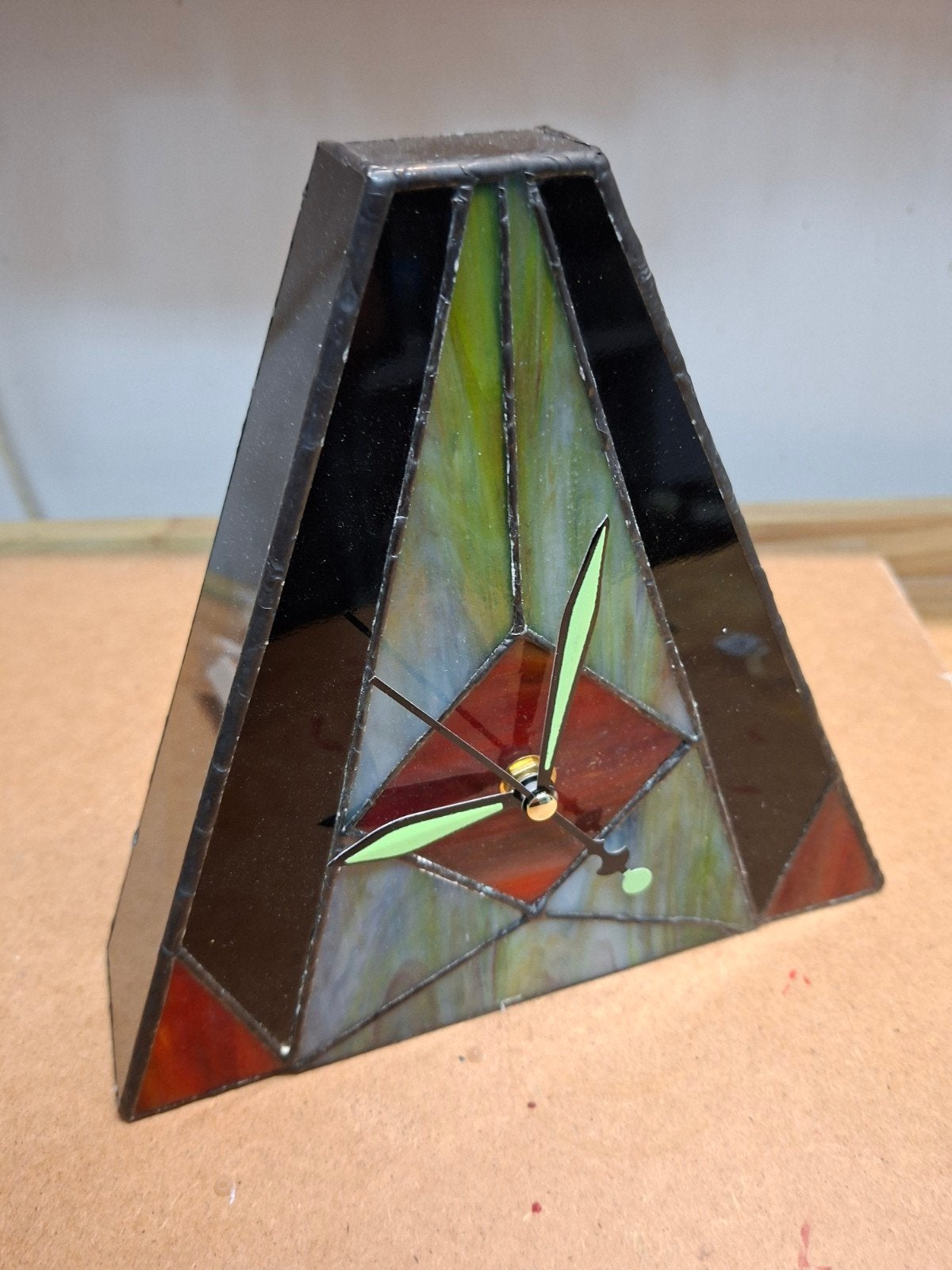 Unieke Glas-in-lood Piramide Klok - Handgemaakt Design, Ophalen of Verzenden