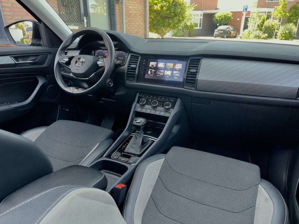Skoda Kodiaq 1.5 TSI 7PERS AUT7 EDITION PLUS FACELIFT PANODA, Auto's, Skoda, Euro 6, 4 cilinders, 150 pk, Zwart