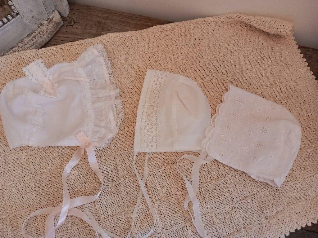 3 Vintage poppen baby mutsjes met kant., Ophalen of Verzenden, Zo goed als nieuw, Kleertjes