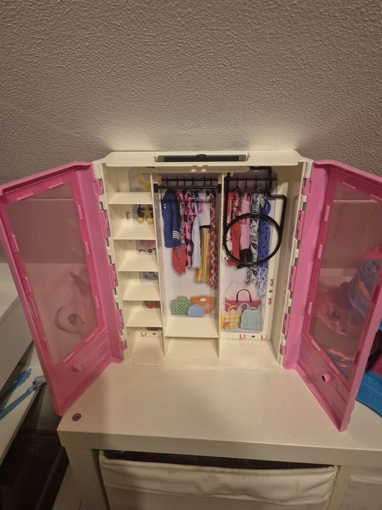 Barbie kledingkast, Ophalen