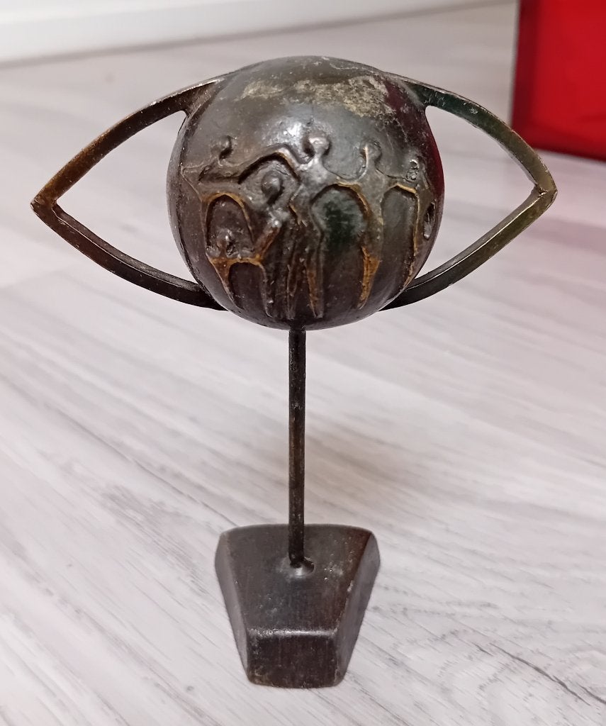 Corry Ammerlaan - sculptuur ""Door het oog van de wereld"", Verzenden