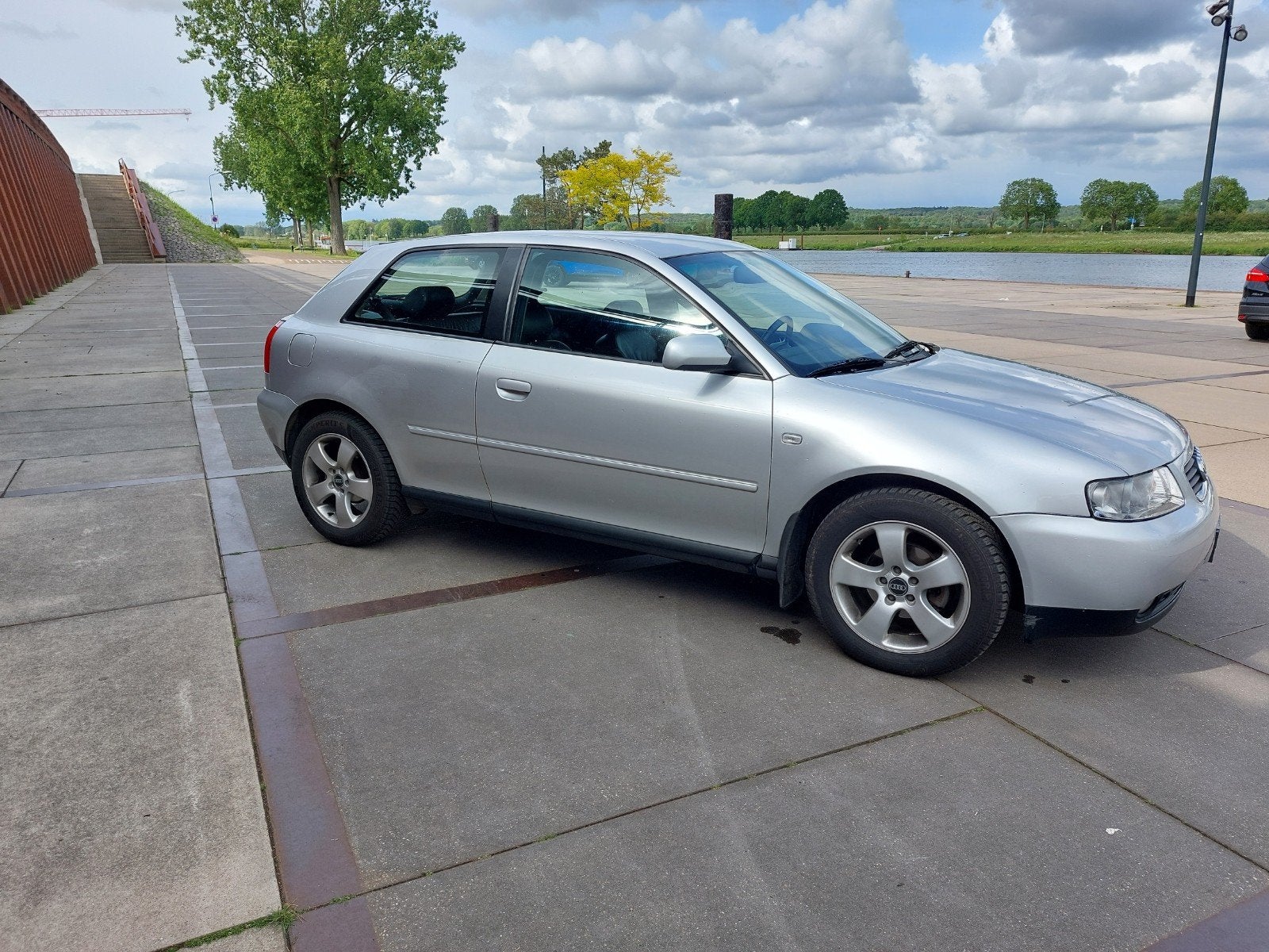 Audi A3 1.6 75KW 3D 2000 Grijs, Auto's, Voorwielaandrijving, 4 cilinders, 49 €/maand, 1200 kg