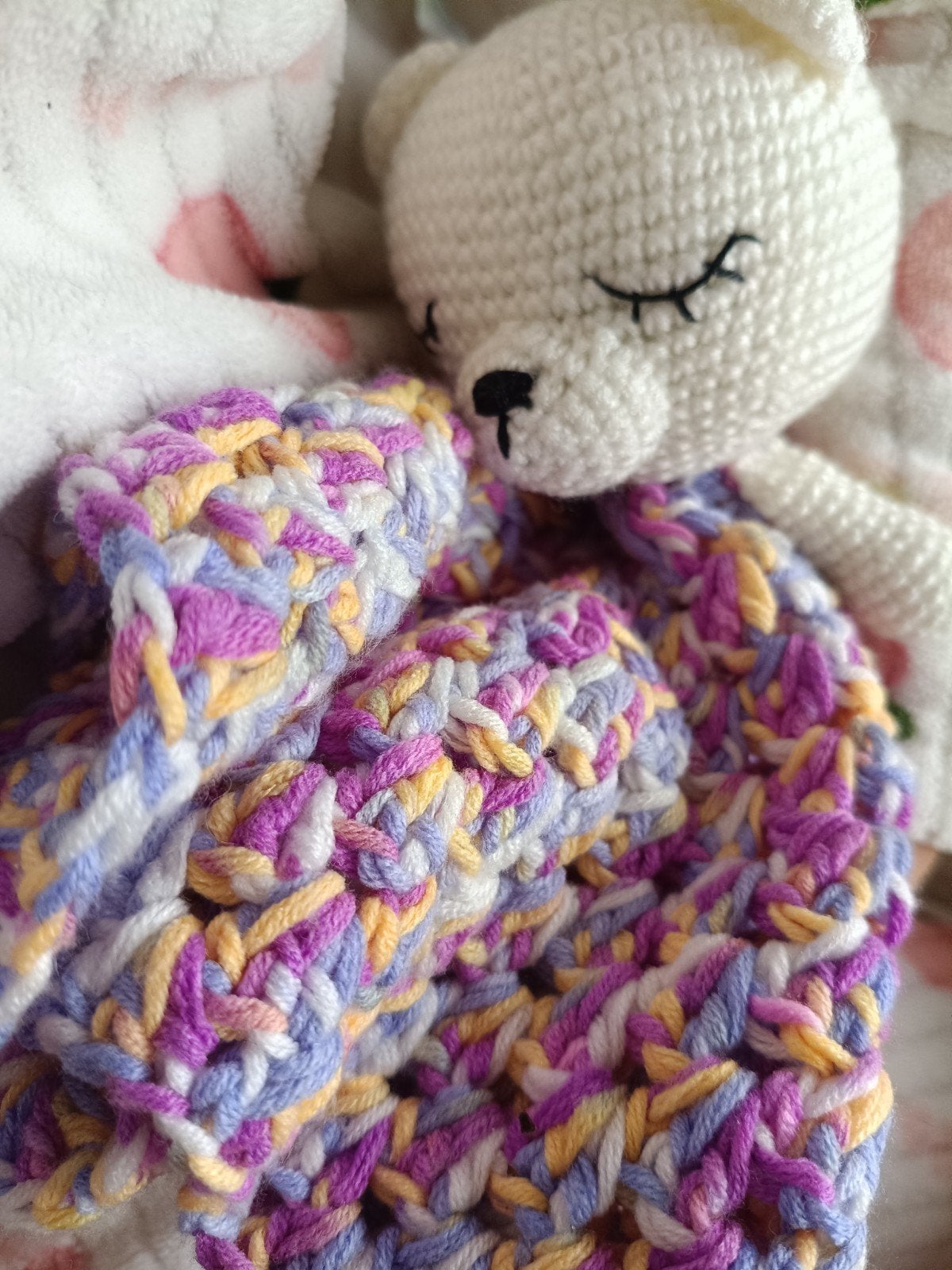 Schattige teddybeer met kleurrijk dekentje, Ophalen of Verzenden, Nieuw