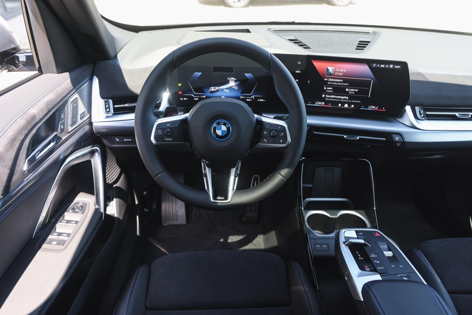 BMW iX1 xDrive30 M Sport / Panoramadak / Trekhaak / Sportsto, Auto's, Automaat, Stoelverwarming, Zwart, 1985 kg