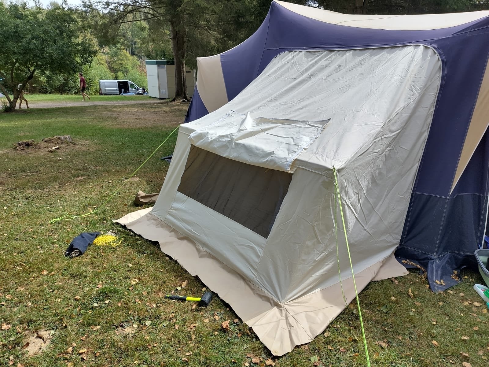 Trigano Gastencabine (2pers.) campingbedje of uitbouw opslag, Ophalen of Verzenden, Gebruikt, Tot en met 2