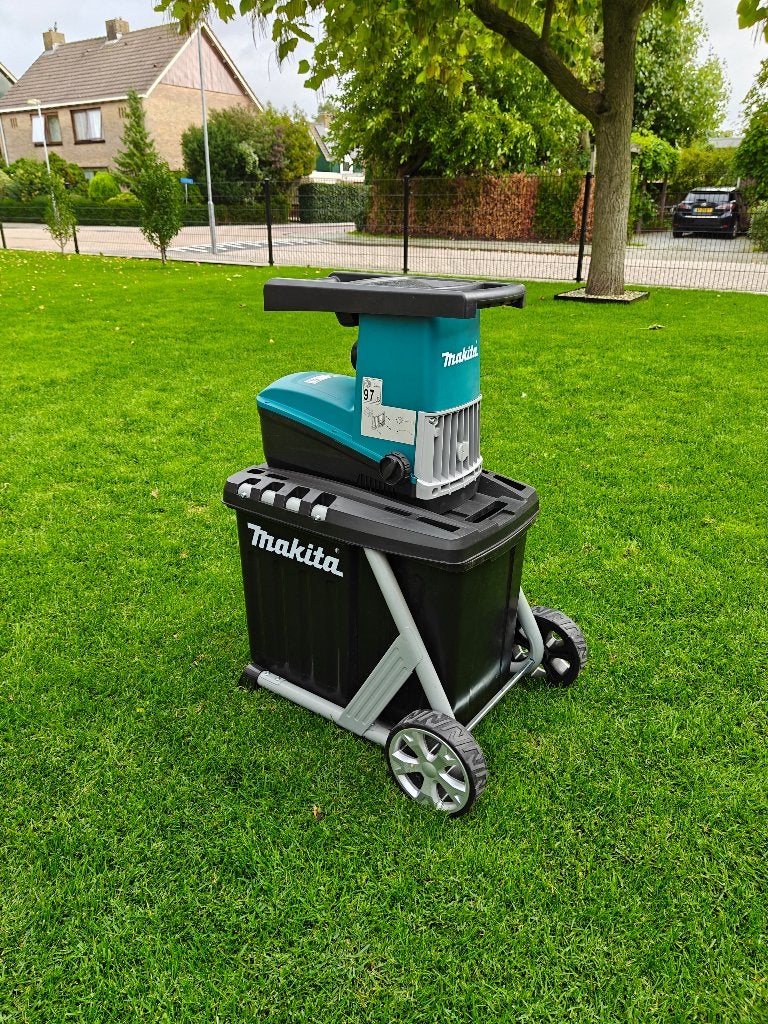 Hakselaar - Makita UD2500, Ophalen, Zo goed als nieuw, Makita, Met opvangbak