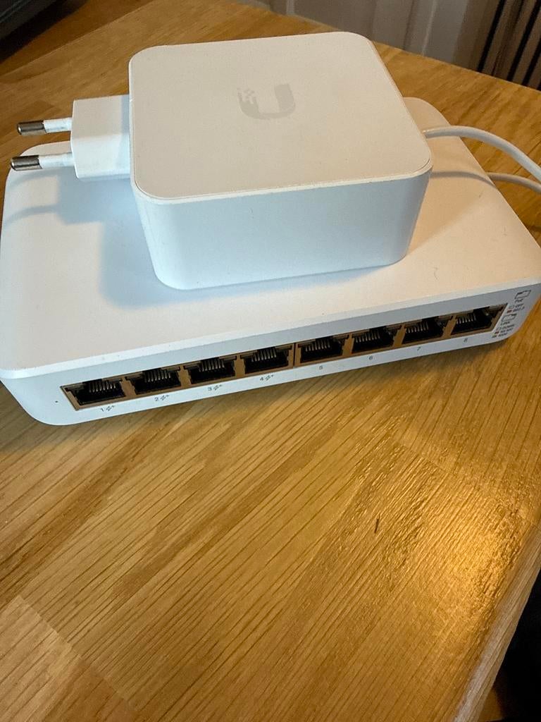 Ubiquiti UniFi USW-Lite-8-PoE Switch met adapter, Ophalen, Zo goed als nieuw