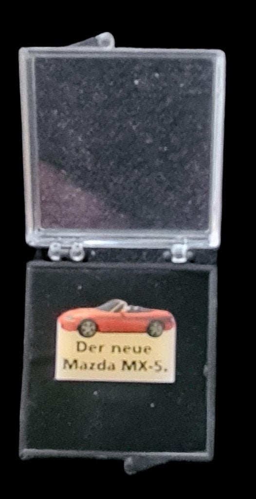 Mazda- Der neue Mazda MX-5 pin in doosje, Verzamelen, Verzenden, Nieuw, Transport, Speldje of Pin