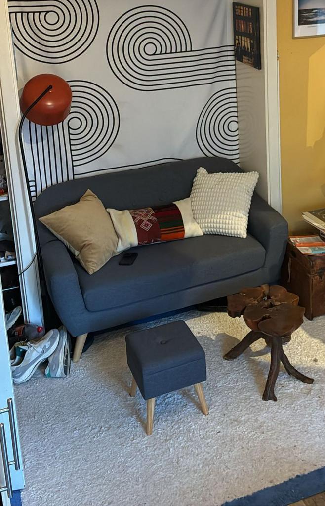 Comfortabel grijs bankje + hocker, Ophalen, Tweepersoons, 75 tot 100 cm, Zo goed als nieuw