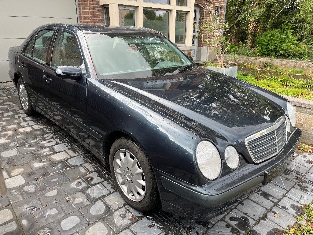 Mercedes E200 Diesel 133000 km, Achterwielaandrijving, Blauw, Grijs, Particulier