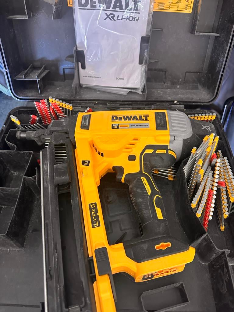 DeWalt 18V XR Brushless Spijkerpistool DCN890 met toebehoren, Ophalen, Zo goed als nieuw