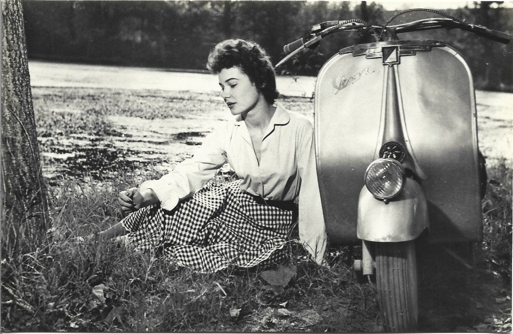 Jongedame met Verona ? scooter -Retro - Zwart wit - vintage, Ophalen of Verzenden, 1940 tot 1960, Ongelopen, Voertuig