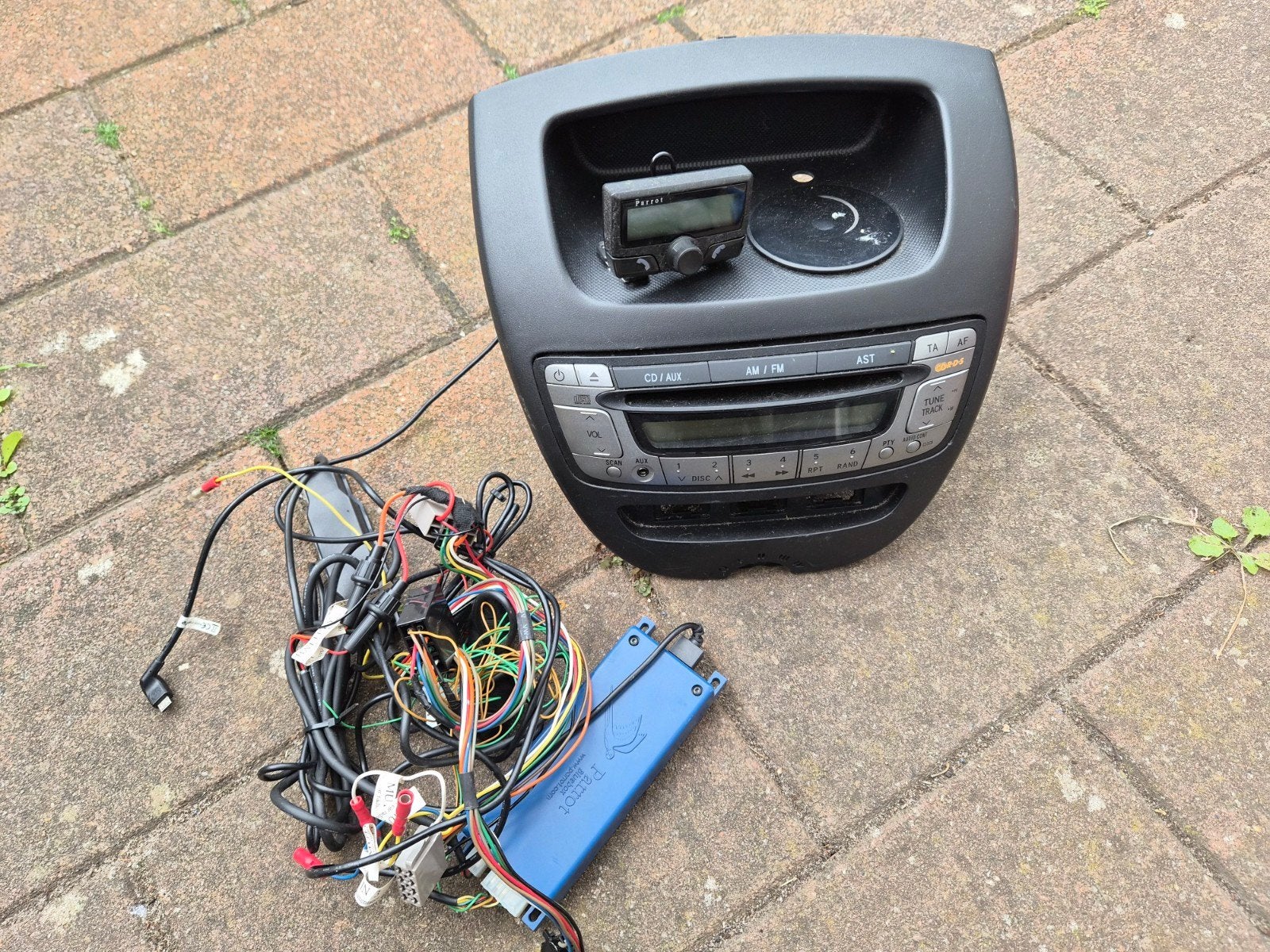 Aygo,C1,Peugeot,Radio met Parrot Carkit en bekabeling, Ophalen of Verzenden, Gebruikt