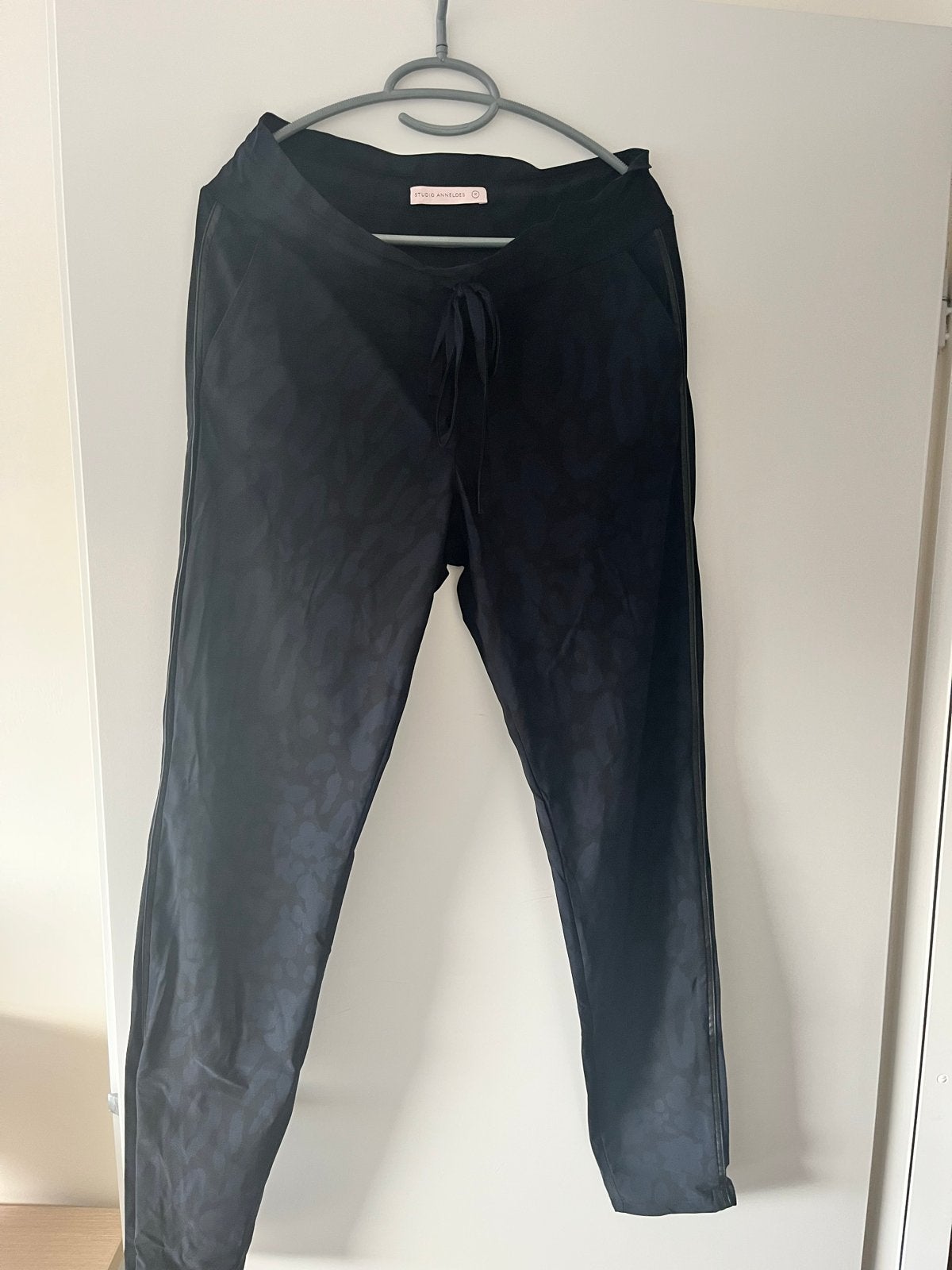Studio Anneloes broek met blauw/zwarte print en bies, Ophalen of Verzenden, Zo goed als nieuw, Maat 38/40 (M), Blauw