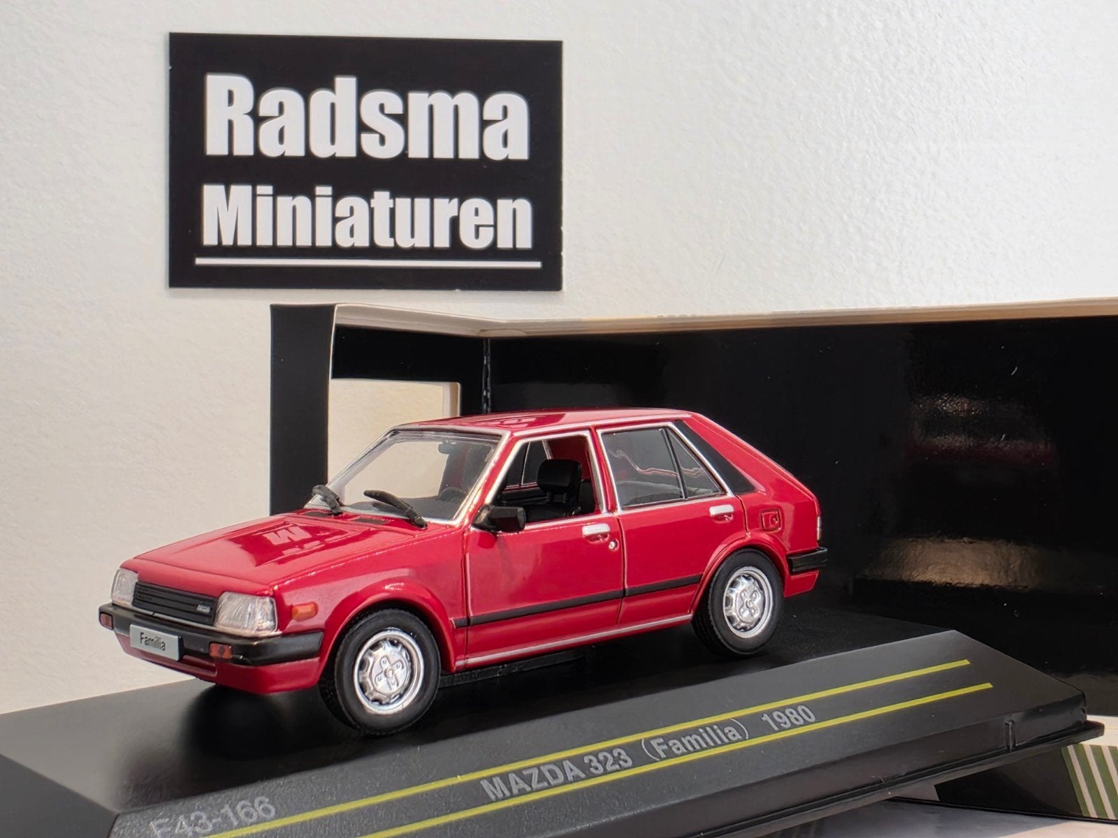 Mazda 323 - rood 1980 - 1:43 First43, Hobby en Vrije tijd, Modelauto's | 1:43, Overige merken, Auto, Nieuw, Ophalen of Verzenden