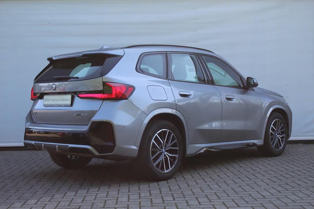BMW X1 xDrive25e M Sport Automaat / Sportstoelen / Achteruit, Metallic lak, Gebruikt, Zwart, Met garantie (alle)