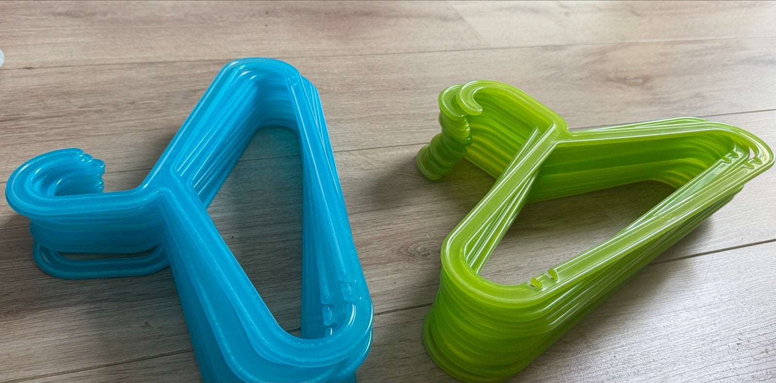 IKEA kledinghangers - 15 groen, 13 blauw, Ophalen of Verzenden, Gebruikt, Kunststof, Kinderen en Volwassenen