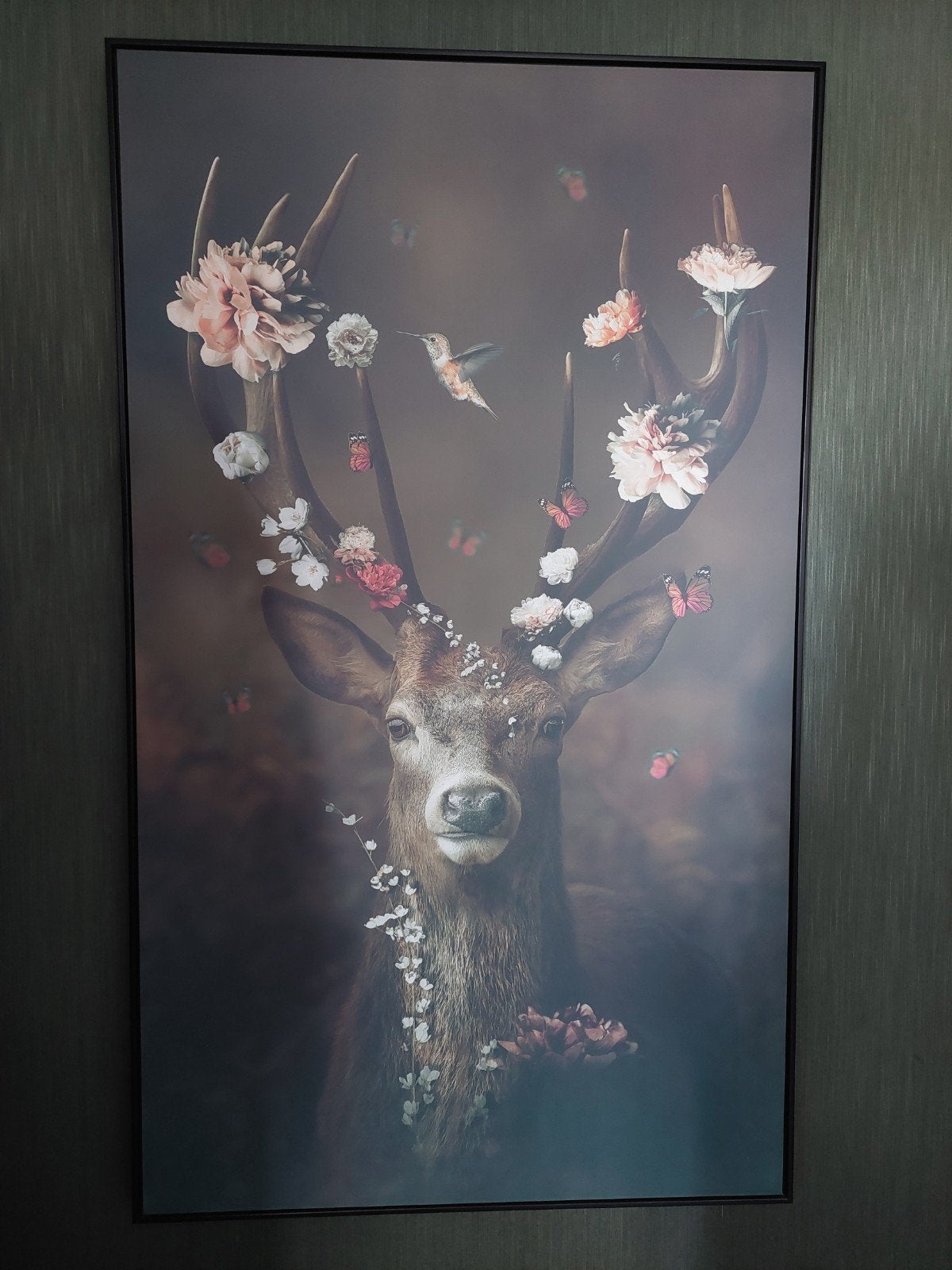 Schilderij Hert met Bloemen en Kolibrie - 117x69 cm, Ophalen, Op houten frame, Dieren, Print