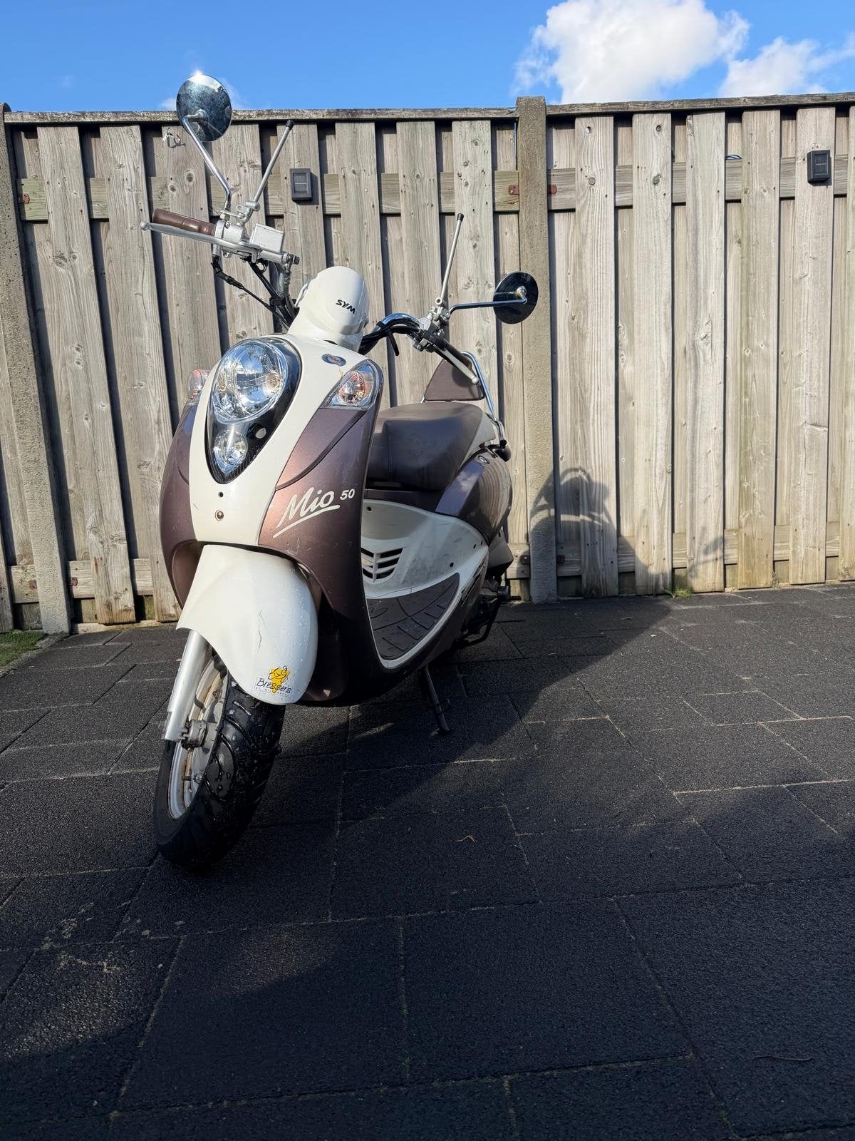 Sym Mio 50 Scooter - Bruin/Crème, Fietsen en Brommers, Ophalen, Gebruikt, Benzine, Mio