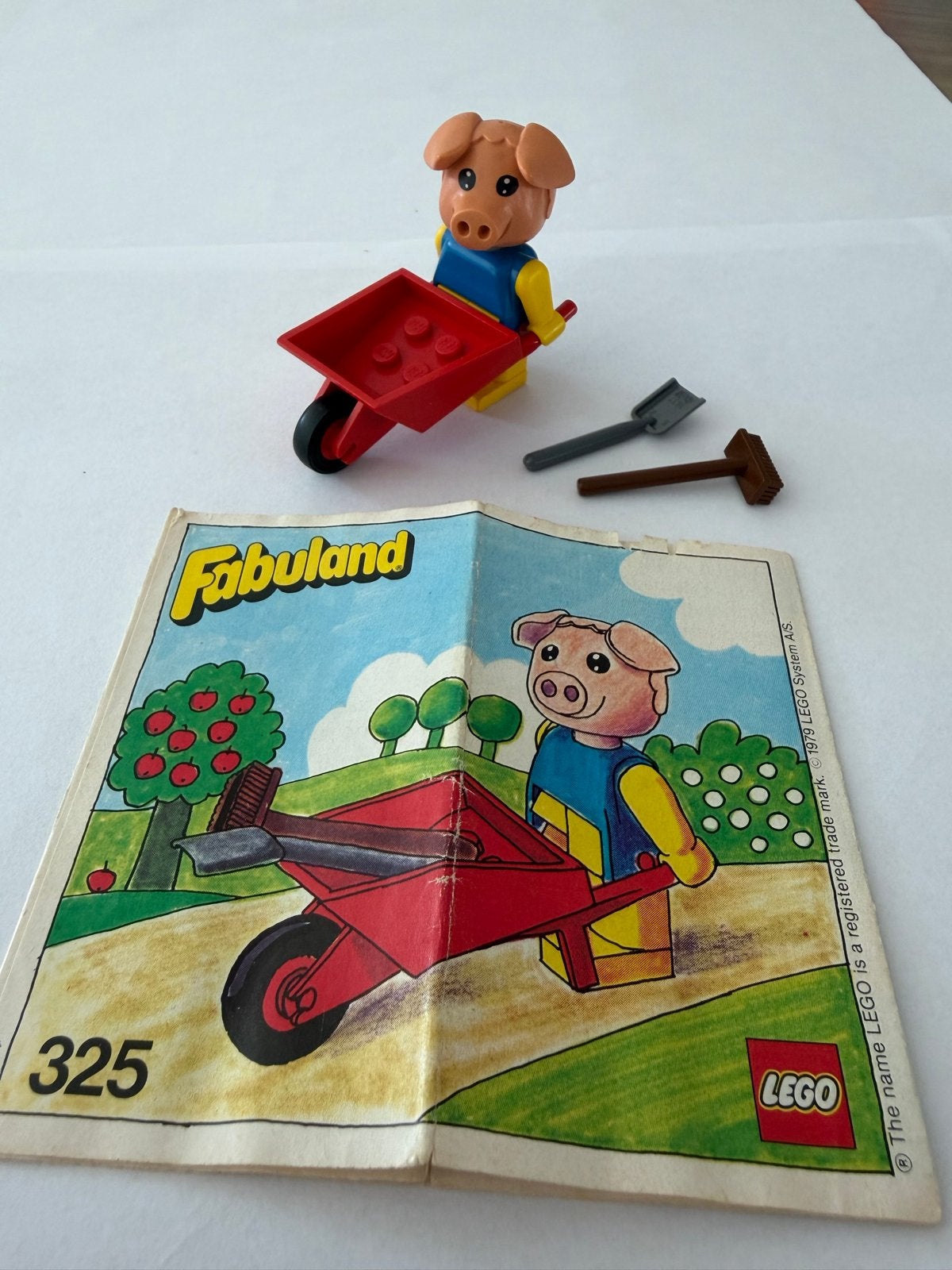 Lego Fabuland 325 Varken met kruiwagen en gereedschap, Gebruikt, Overige thema's, Lego, Ophalen of Verzenden