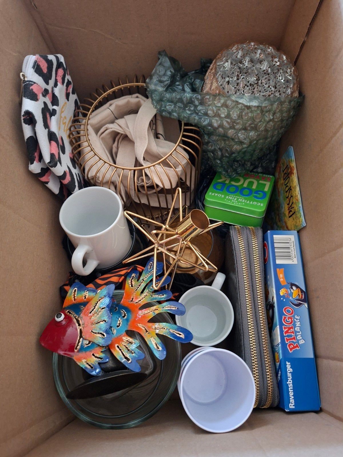 Doos vol rommelmarktspullen. Goede staat. 32 artikelen., Diversen, Ophalen