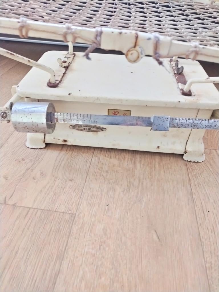 VINTAGE, RETRO, NOSTALGISCHE baby weegschaal   40 er jaren, Ophalen of Verzenden, Huis en Inrichting