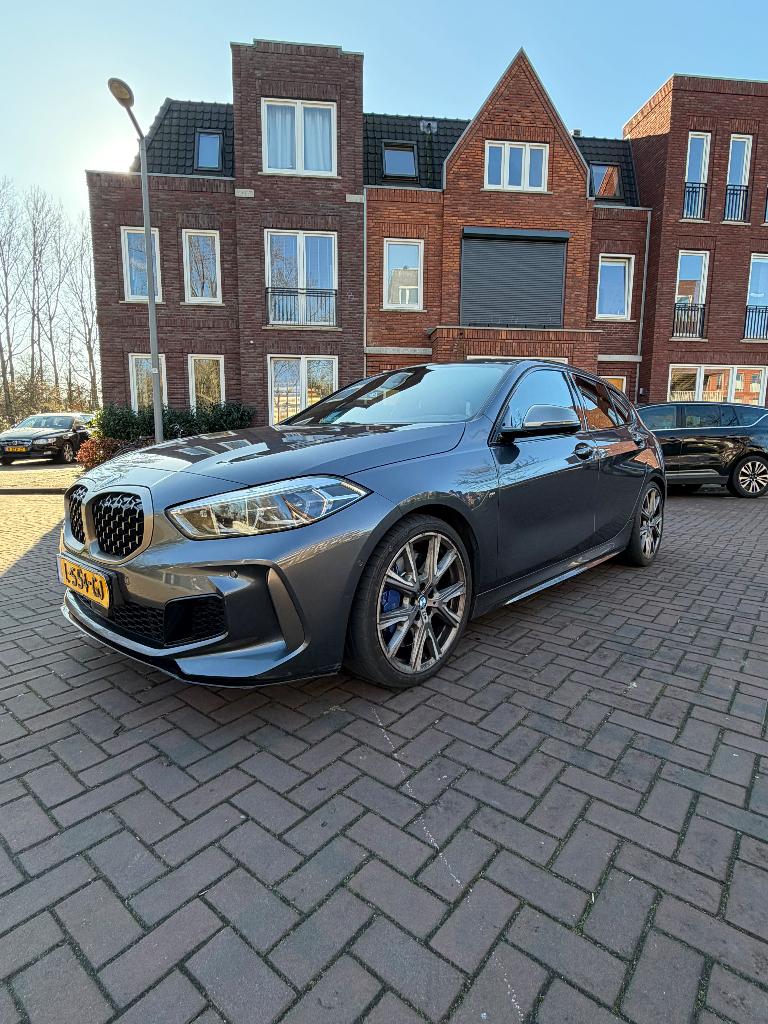 BMW M135i  5D Aut. 2019 Grijs, 1998 cc, Zwart, Leder, Vierwielaandrijving