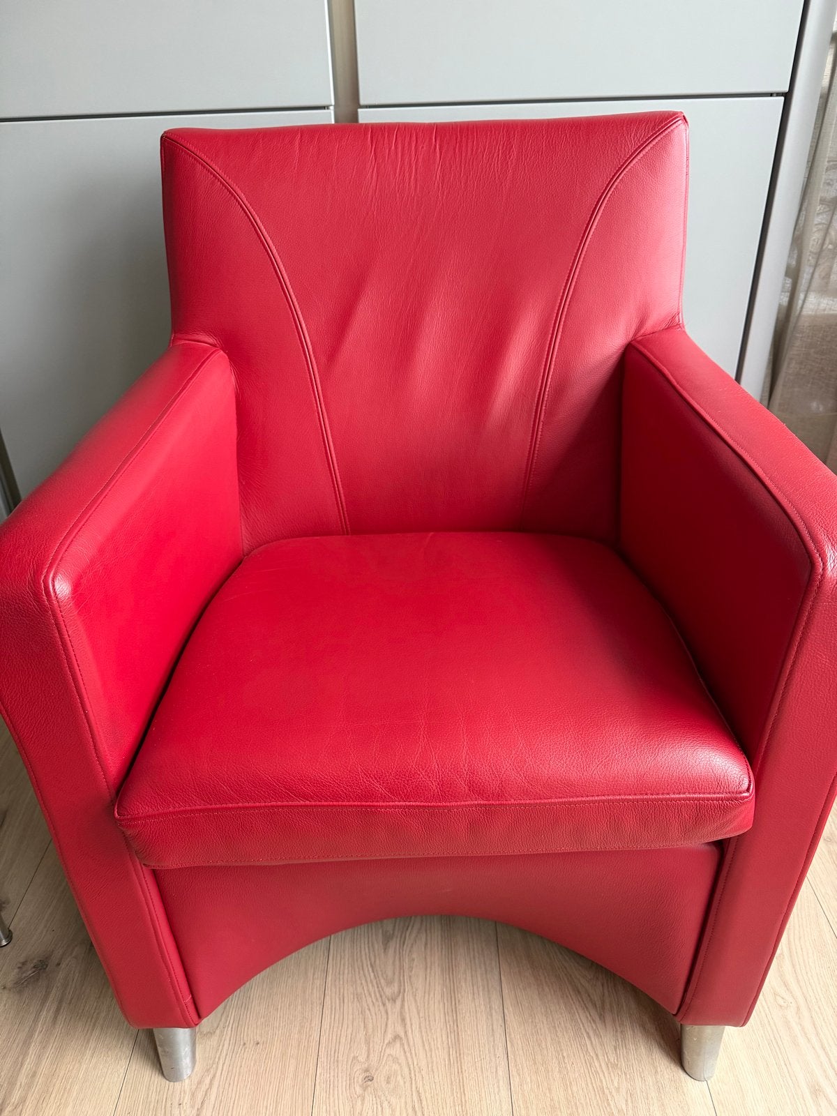 Leolux Dolcinea fauteuil met hocker - rood leer, Huis en Inrichting, Ophalen, Zo goed als nieuw, 50 tot 75 cm, Leer