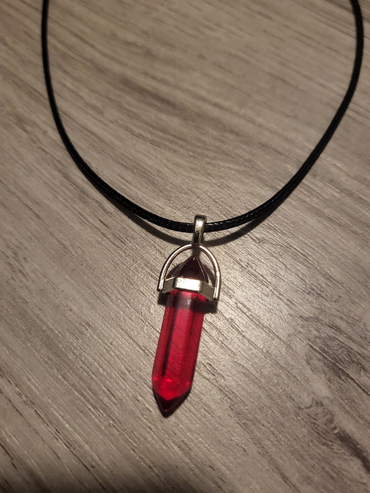 Nieuwe ketting met rode kristallen hanger, Overige materialen, Nieuw, Ophalen of Verzenden, Verstelbaar